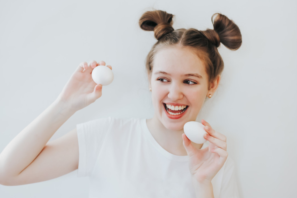 girl with beautiful hair and eggs